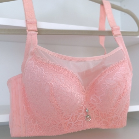 NWOT Soft Pink Bra - Picture 1 of 8